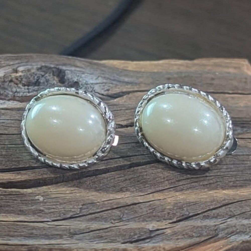 VINTAGE Cosmetic Opal and Gold Cabochon Clip-on Earrings